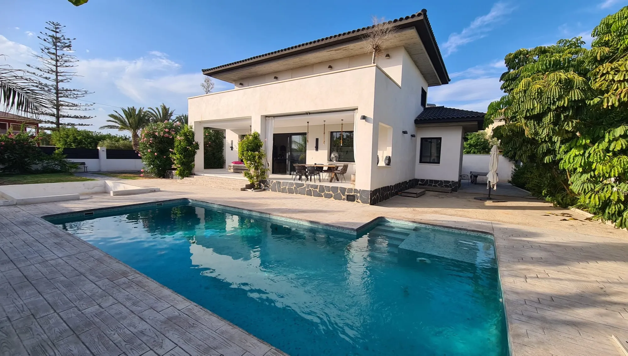 Chalet independiente de lujo construido en 2019 en La Font – Muchavista, Alicante. 4 dormitorios, 3 baños, planta abierta, cocina contemporánea. Piscina privada, jardín de 1000 m²