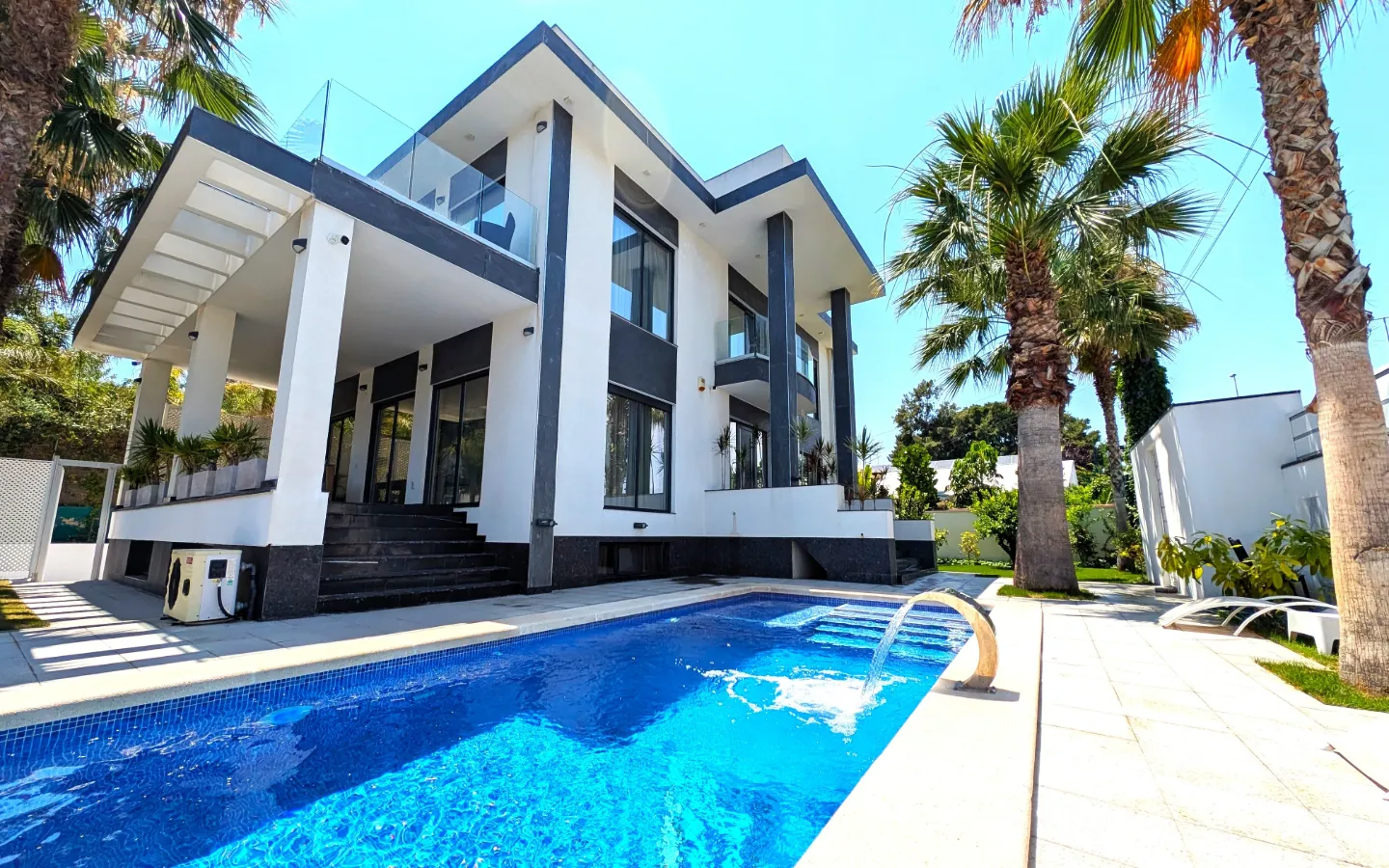 Elegante villa moderna en una de las mejores áreas de Alicante