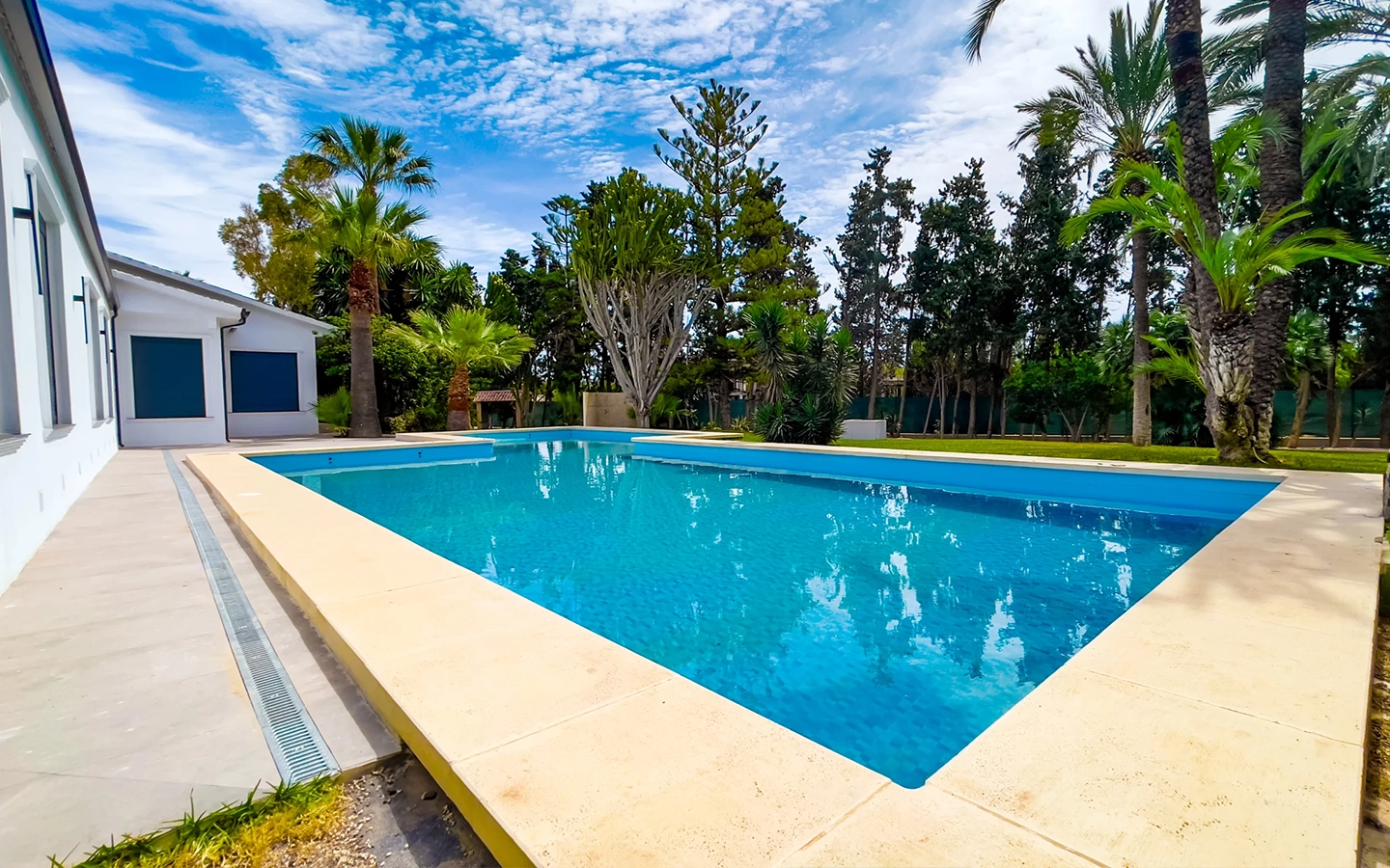 Piscina de un hermoso hotel moderno en Alicante