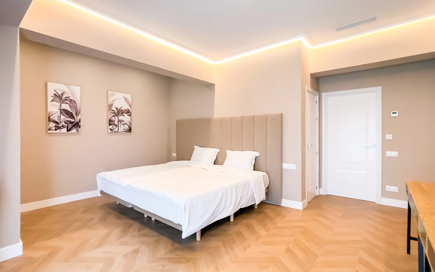 Piscina de un hermoso hotel moderno en Alicante