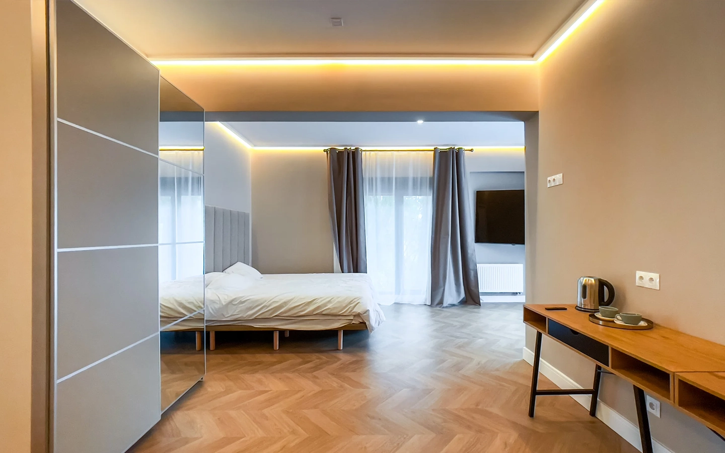 Piscina de un hermoso hotel moderno en Alicante