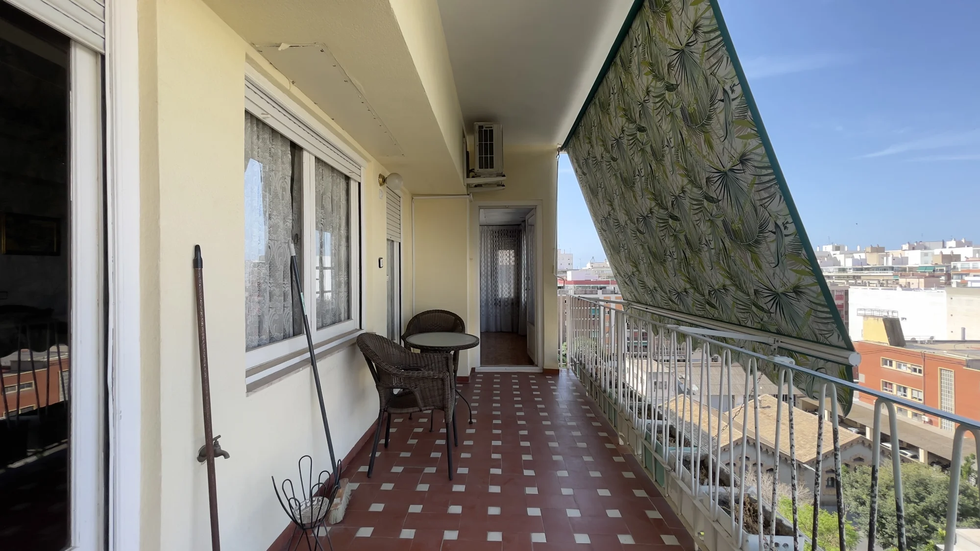 Klasyczne mieszkanie z widokiem na miasto w centrum Alicante · foto 5