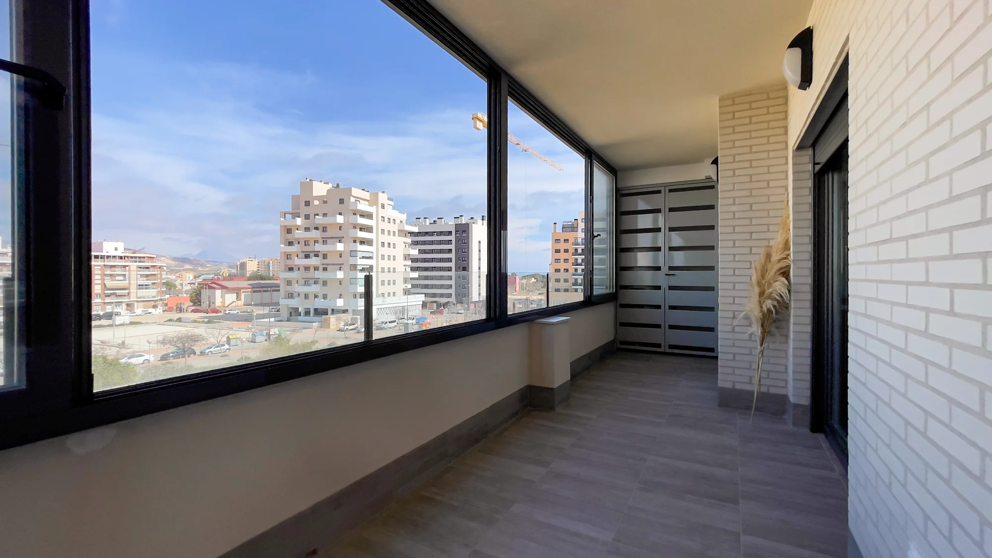 Between the sea and Alicante: a contemporary residence in El Campello