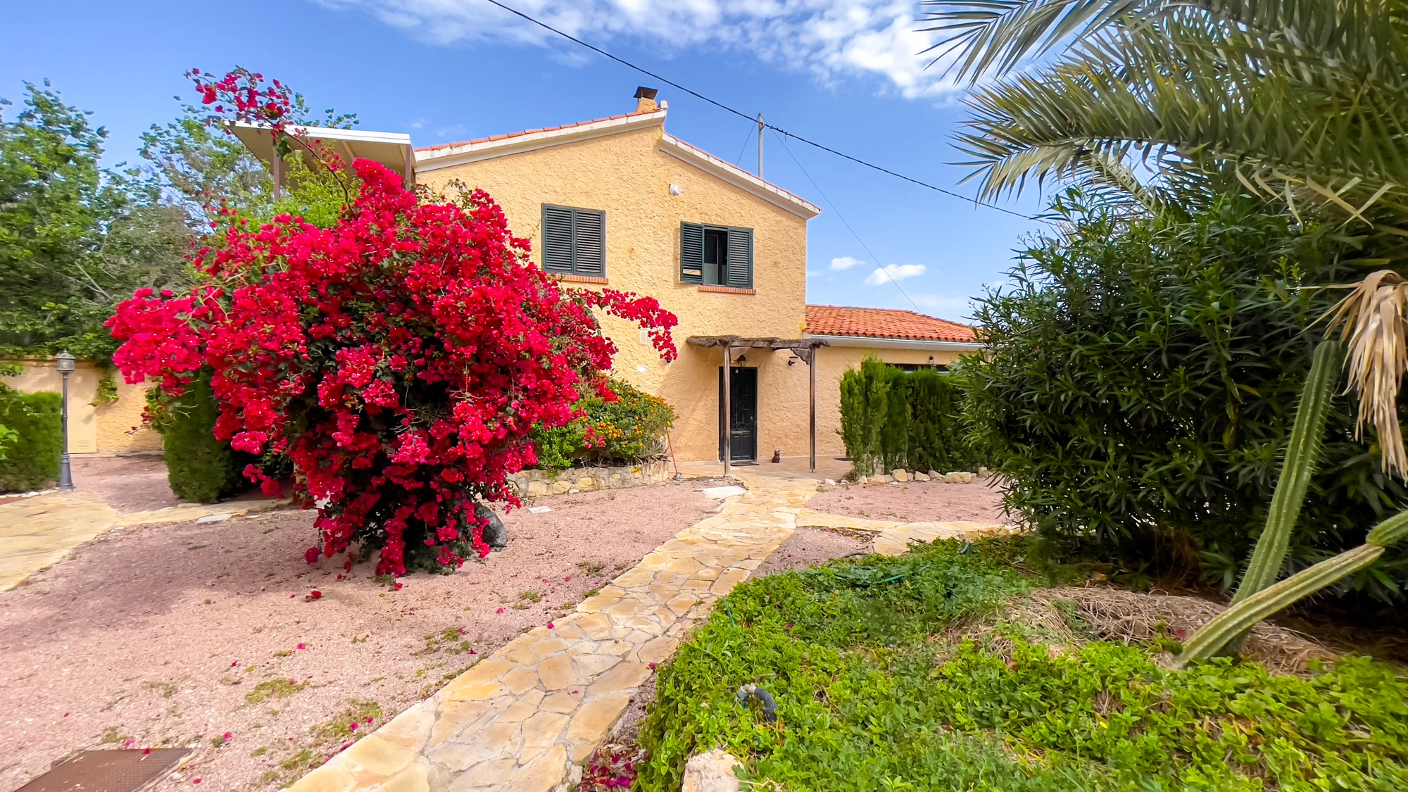 Chalet con piscina y jardín mediterráneo en San Juan pueblo
