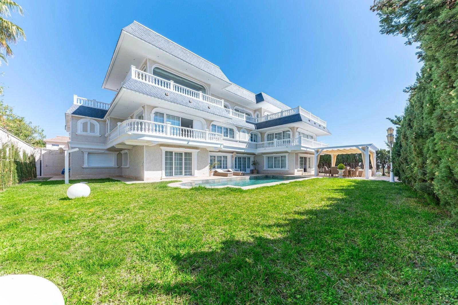 Una villa que se alza como un palacio mediterráneo