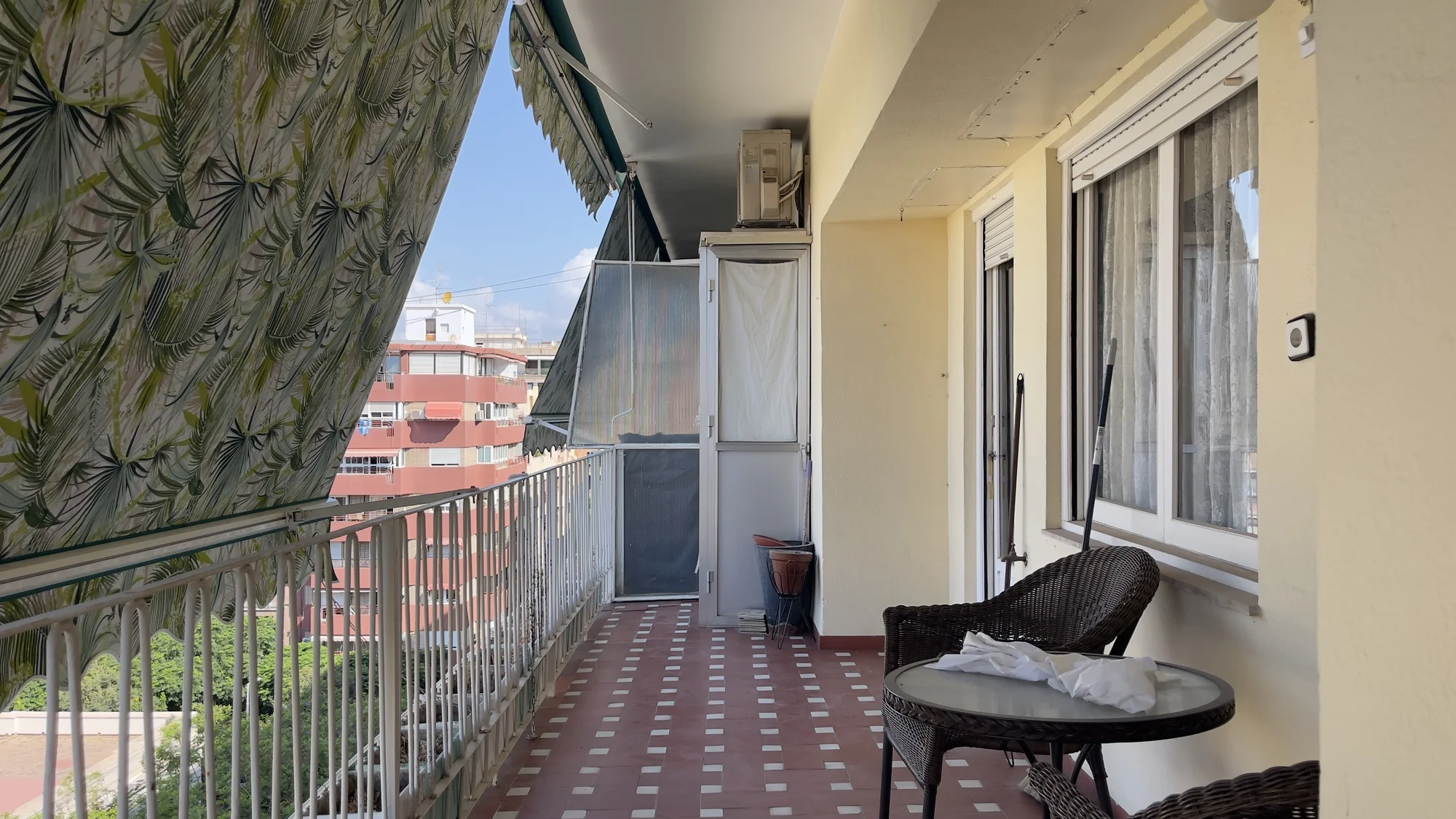 Klasyczne mieszkanie z widokiem na miasto w centrum Alicante · foto 4